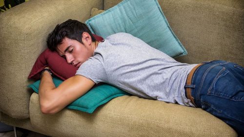 Почему врачи не рекомендуют спать на животе