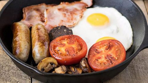 Правильный рецепт традиционного английского завтрака с сосисками и яйцами