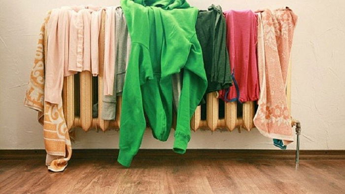 Почему не стоит сушить одежду на батарее