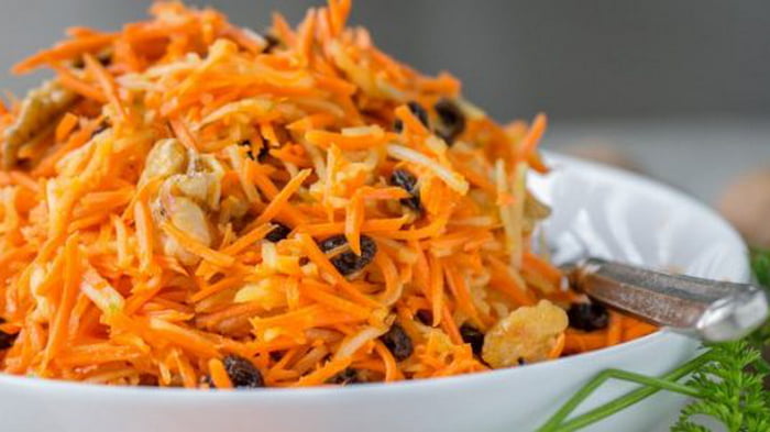 Салат из свежей моркови, апельсинов и сухофруктов: фото рецепт