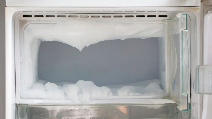 Как растопить лёд в морозилке и чем ее мыть: полезные лайфхаки
