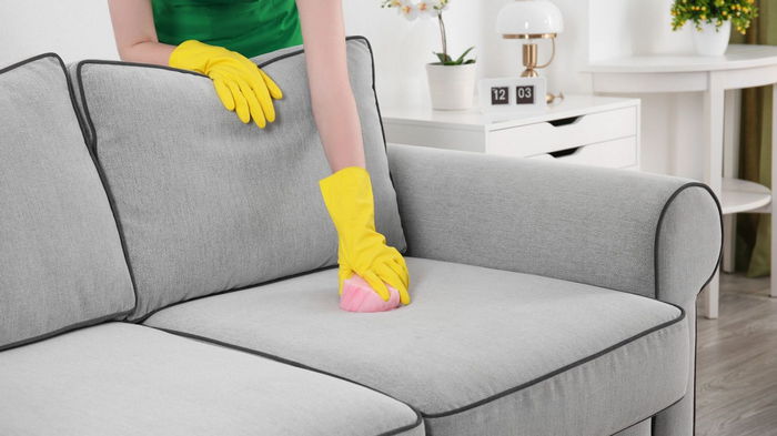 Без химчистки за 15 минут: раскрыт секрет, как почистить диван от запаха и пятен
