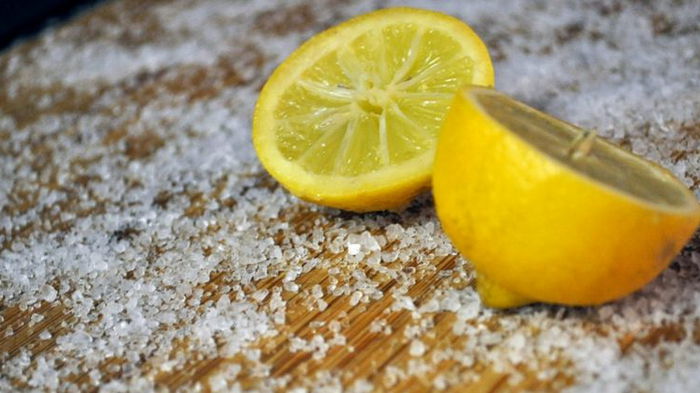 Лимон с солью на кухне и в спальне: лучшие лайфхаки с цитрусом