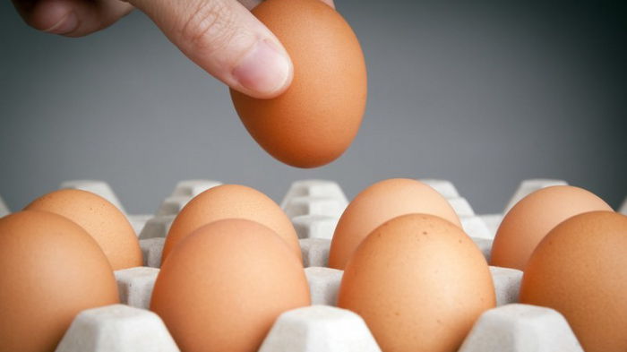 Как правильно разбивать яйца: самые действенные способы
