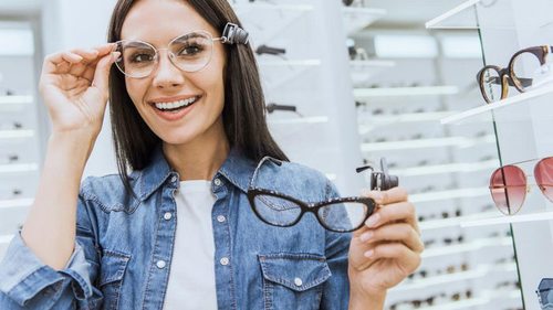 Названы самые стильные очки в 2022 году: выбираем модный аксессуар для зрения