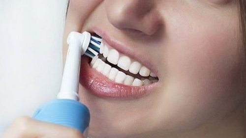 Кому нельзя пользоваться электрической зубной щеткой: может навредить