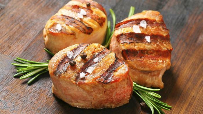 Аппетитные свиные медальоны: рецепт сытного мясного блюда