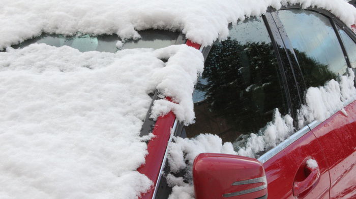 Как защитить лобовое стекло машины зимой от трещин и обледенения: советы водителям