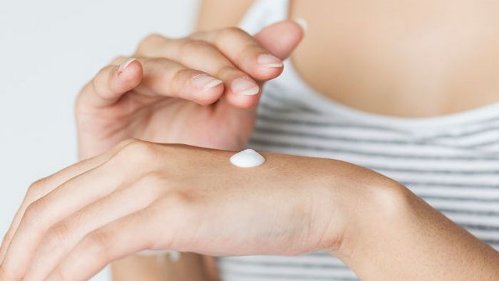 Как ухаживать за кожей рук в морозную погоду: увлажнение, смягчение и защита