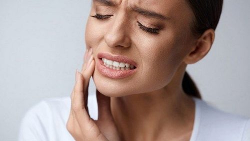 Как снять зубную боль в домашних условиях: 6 простых способов
