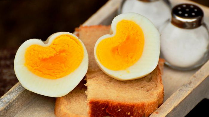 Никогда не храните отварные яйца больше этого срока: как узнать, испортился ли продукт