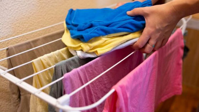 Потребуется несколько минут: как быстро высушить одежду без сушильной машины