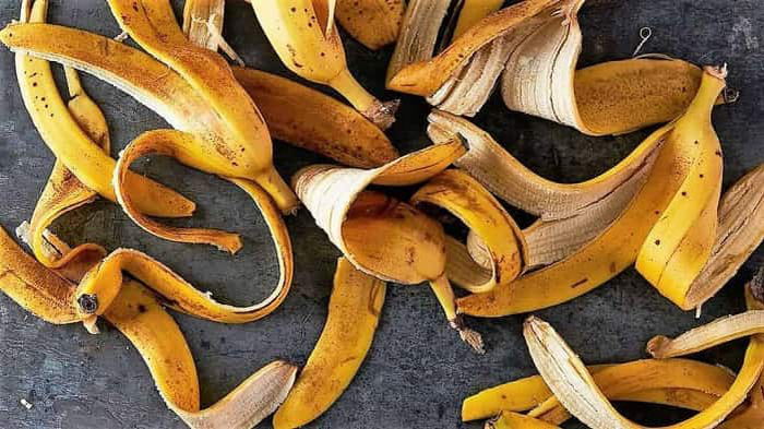 Не выбрасывайте кожуру: советы, как использовать банановые шкурки в быту
