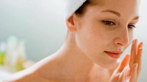 Дерматологи рассказали о 8 веществах, которые нельзя наносить на кожу лица