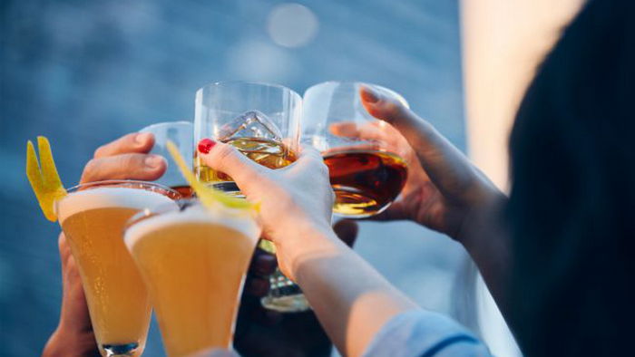Согревает и не вредит: в эти популярные мифы об алкоголе верят все