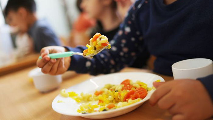 Что нельзя говорить ребенку во время еды: список запрещенных фраз