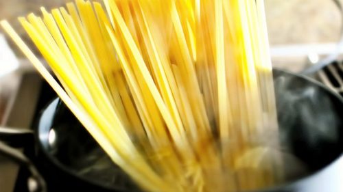 Никогда не ломайте спагетти перед варкой: и вот почему