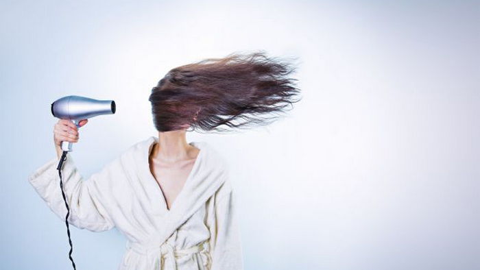 Мыть нужно не голову: парикмахер рассказала, почему волосы быстро жирнеют