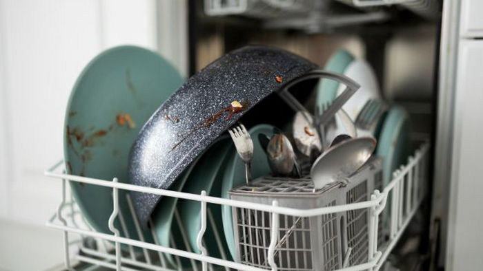 Тарелки дальше будут грязными: какие ошибки делают все, когда загружают посудомоечную машину