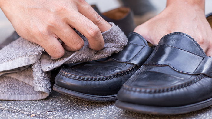 Как избавиться от пятен суперклея на одежде и обуви: простые и быстрые способы