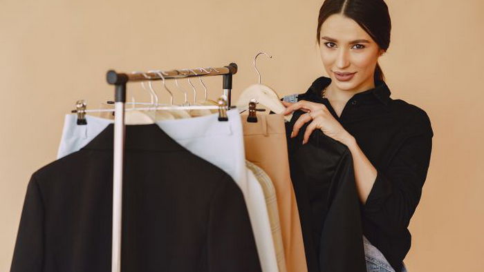 Черный цвет в одежде прибавляет вам возраст: стилист развеяла популярный миф
