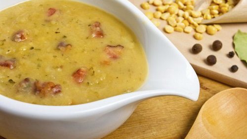 Просто и вкусно: рецепт ароматного горохового супа с копченостями и сухариками