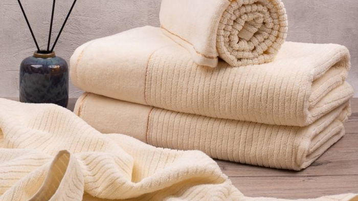 Полотенца стали, как наждачка: советы, чем смягчить ткань и убрать запах