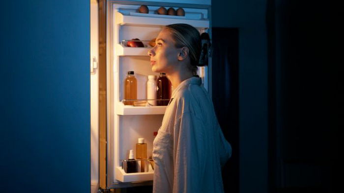 Как избавиться от неприятного запаха из холодильника надолго: помогут простые средства