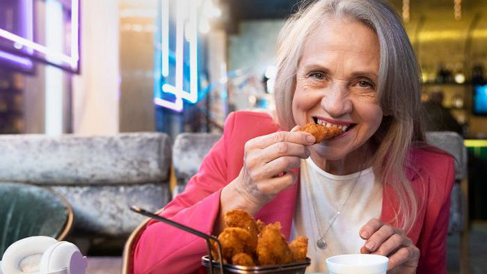 7 худших пищевых привычек, вызывающих ускоренное старение: список