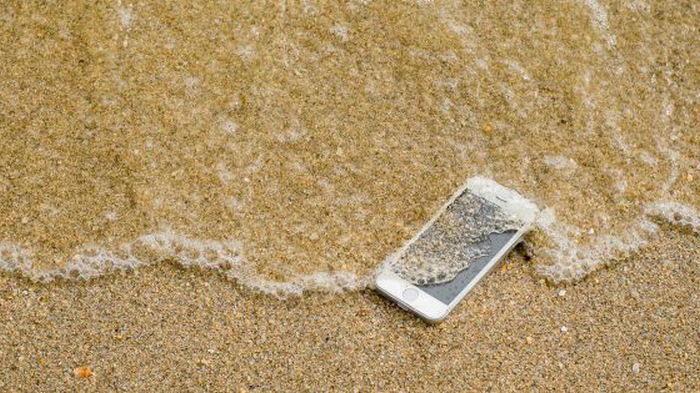 Как не нужно спасать телефон, упавший в воду: 3 основных ошибки