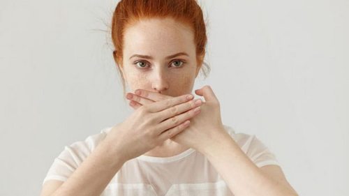 Названы продукты, которые способны вызывать неприятный запах изо рта