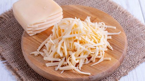 Без липких рук и грязного стола: как быстро натереть мягкий сыр