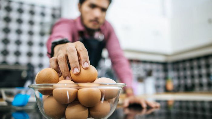 Надежные способы проверить яйца на свежесть прямо у прилавка: четыре лайфхака
