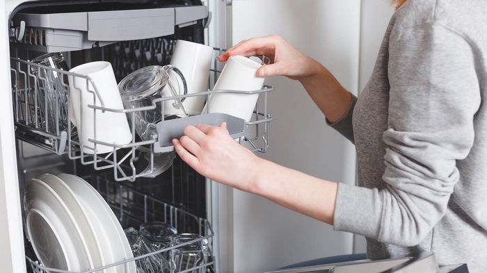 Отчистить грязь и не «убить» технику: как отмыть противень в посудомойке