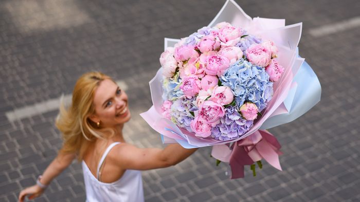 Доставка квітів у Дніпрі та Харкові: зробіть нестандартний подарунок другій половинці