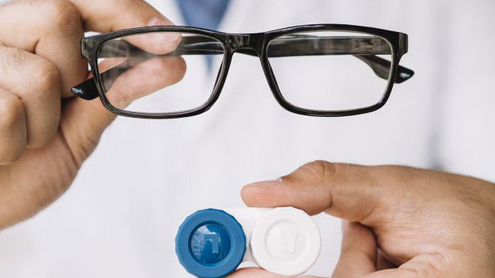 Очки или контактные линзы: врач рассказала, что лучше выбрать