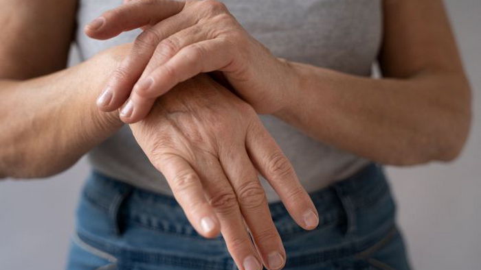 Онемение рук — опасный симптом. Вот на какие серьезные болезни оно указывает
