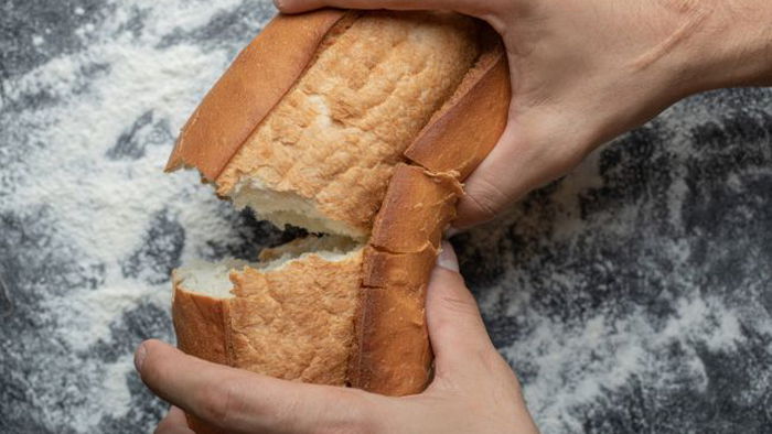 Только не выбрасывайте: что можно приготовить из черствого хлеба