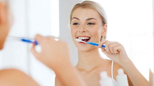 Відбілювання зубів в домашніх умовах: плюси та мінуси
