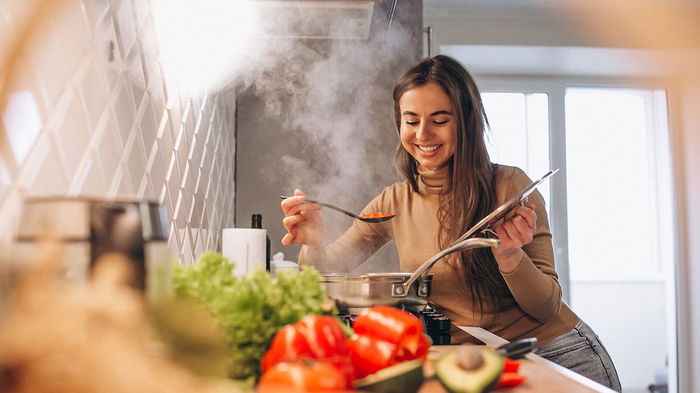 Чтобы жареным не пахло: как легко избавиться от запаха готовки на кухне