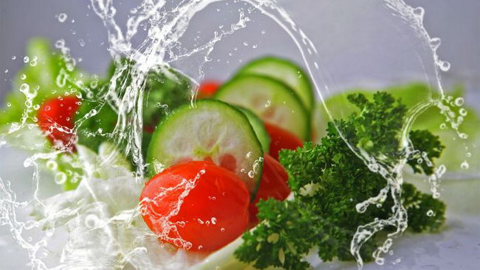 Смыть «химию» с овощей и фруктов очень просто: какое средство надо добавить в воду
