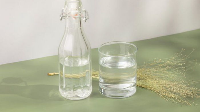 Почему пустую бутылку нельзя ставить на стол: суть приметы
