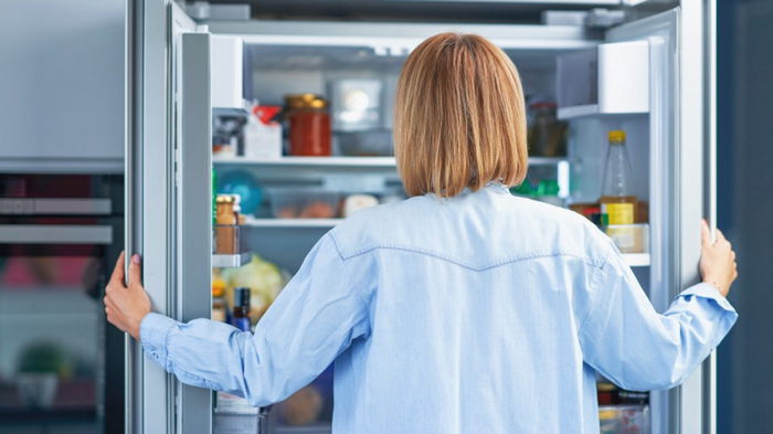 Почему холодильник работает, но не морозит: главные причины и лайфхак по ремонту