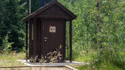 Дачный туалет без запаха и откачки: дедовский метод избавления от запаха