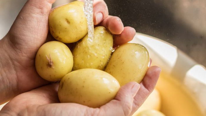 Как за 5 минут почистить много молодого картофеля: простые лайфхаки