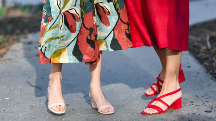 Босоножки на лето: как выбрать обувь, чтобы она не давила