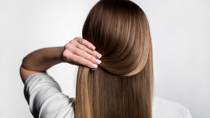 От стресса и болезни до расы: какие внешние факторы влияют на рост волос