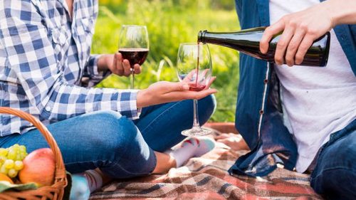 5 уловок, которые помогут подольше сохранить вино после открытия