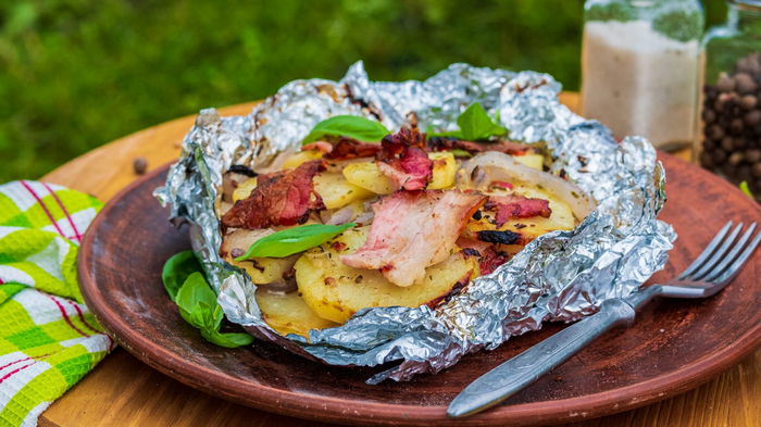 Картошка с салом в фольге на углях: идеально на пикник
