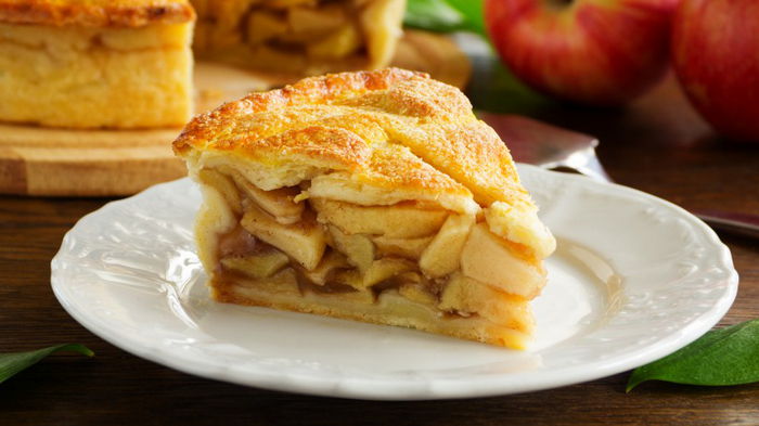 Подойдет для завтрака и пикника: рецепт очень простого яблочного пирога